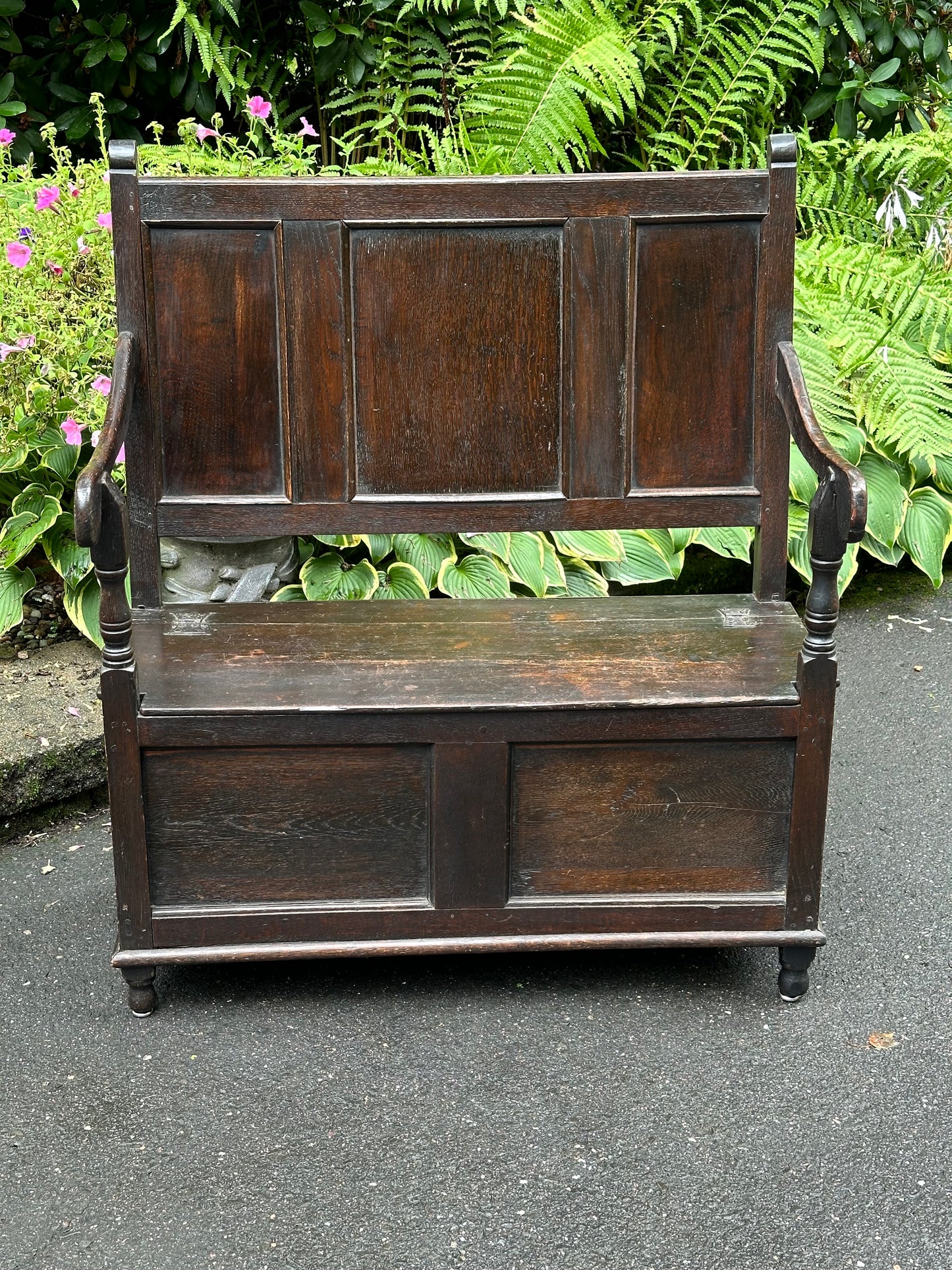 Early 19th Century English Oak Benck with Lift Seat for Storage.