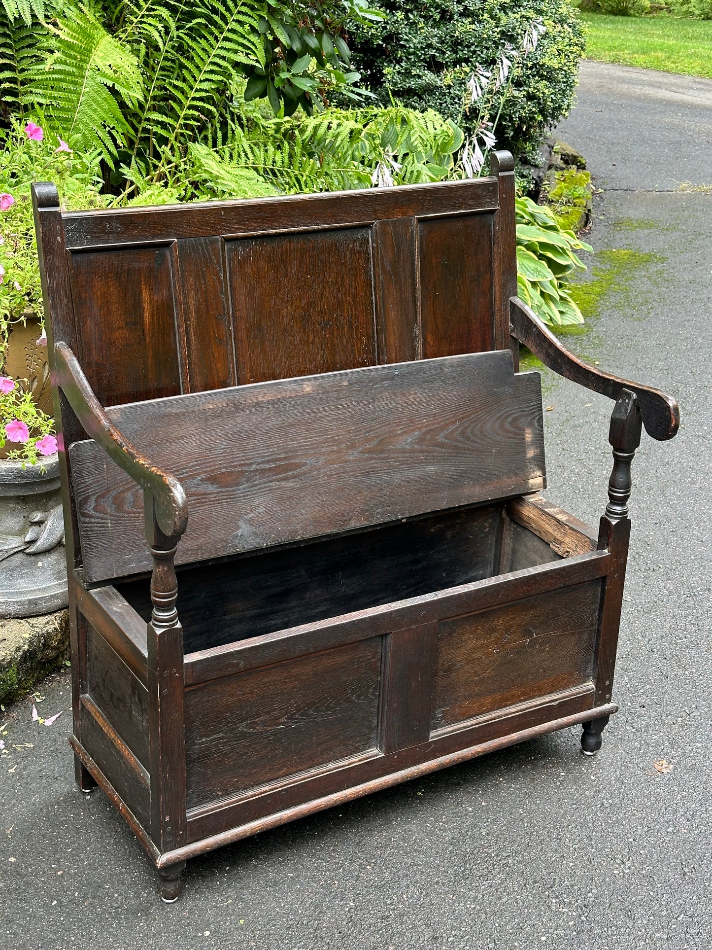 Early 19th Century English Oak Benck with Lift Seat for Storage.