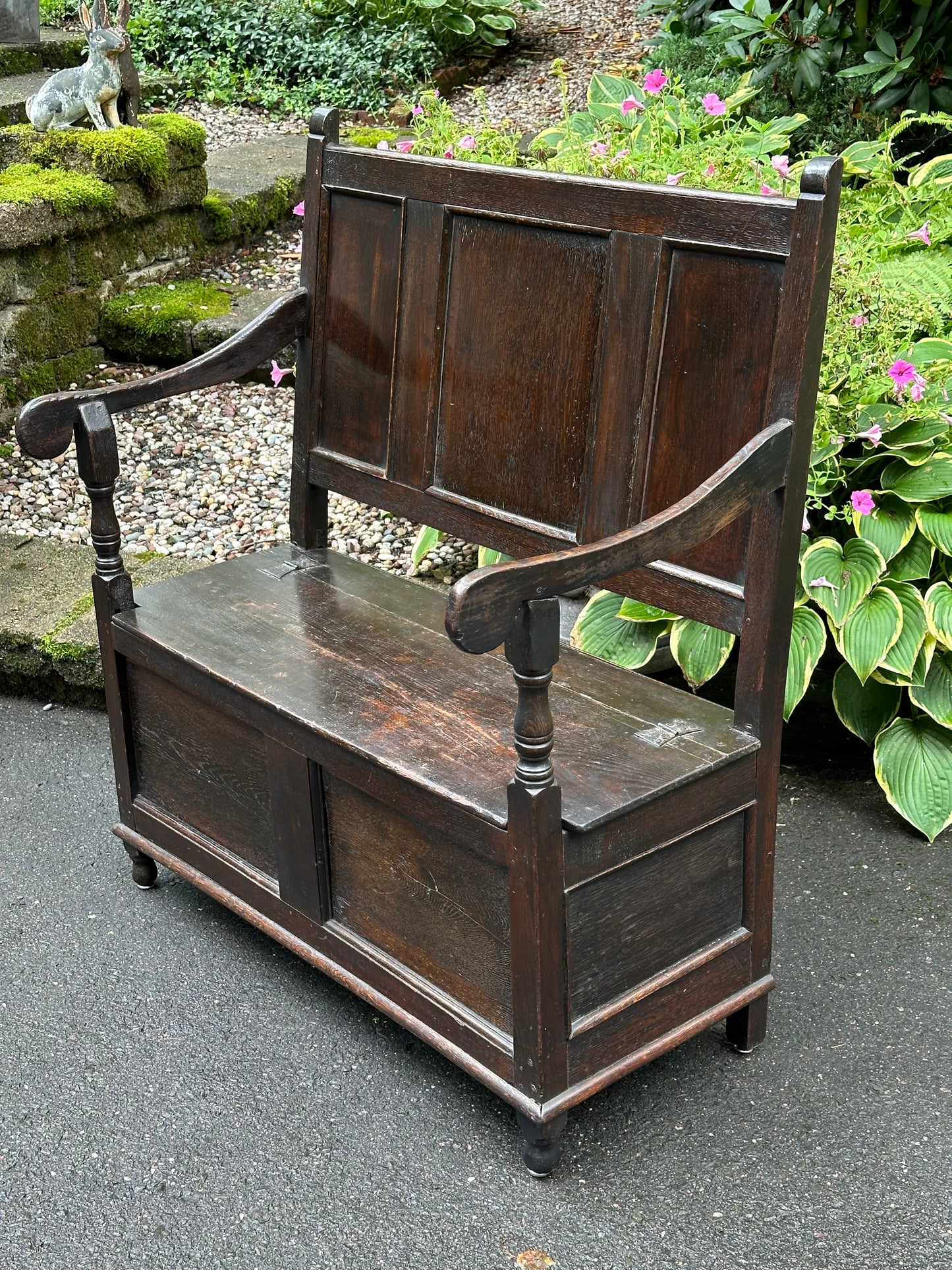 Early 19th Century English Oak Benck with Lift Seat for Storage.