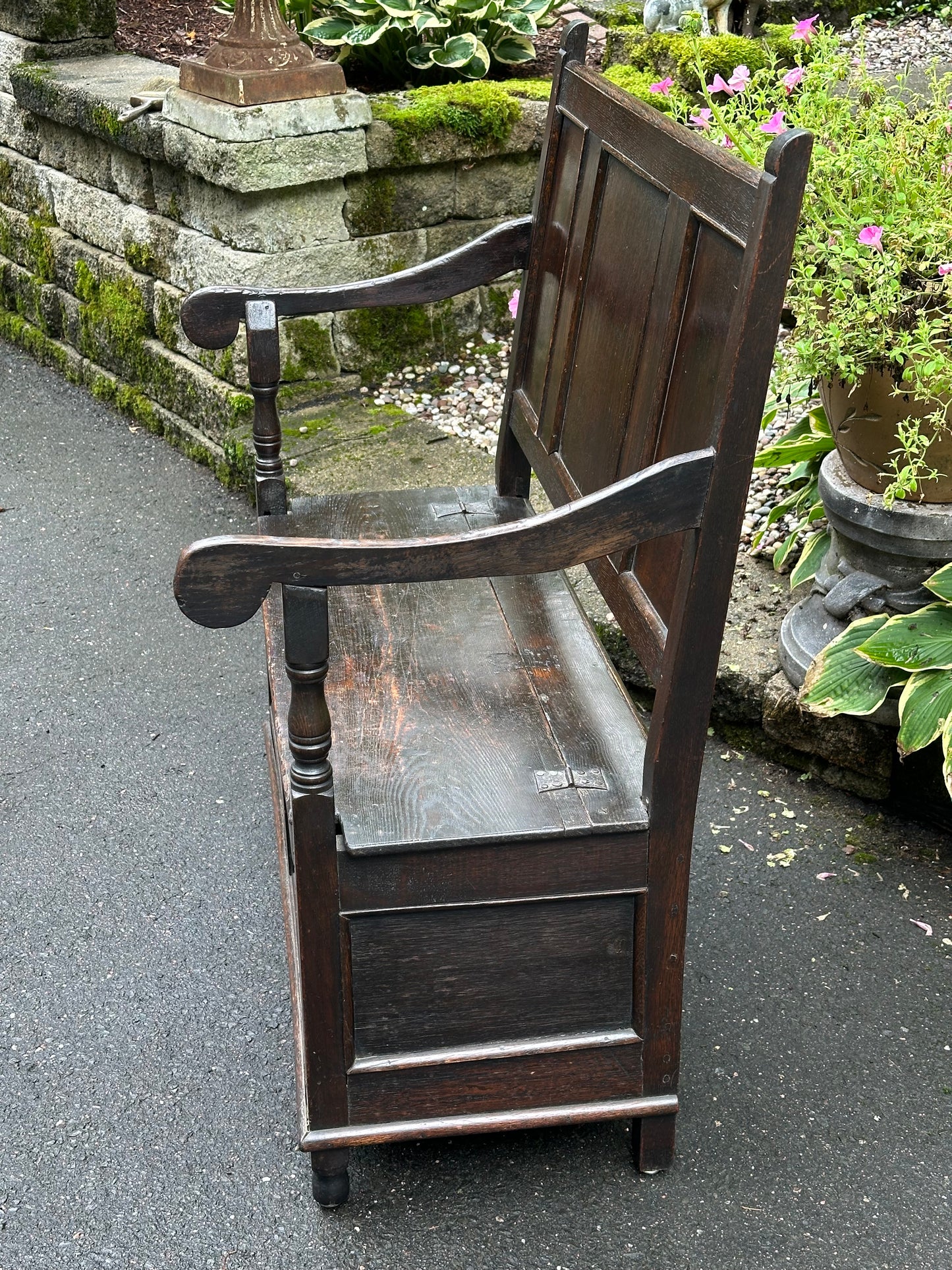 Early 19th Century English Oak Benck with Lift Seat for Storage.